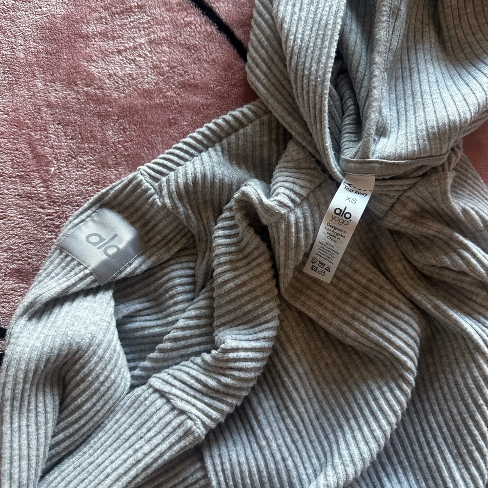 Gray Ribbed ALO Yoga Set - Picture 4 of 4